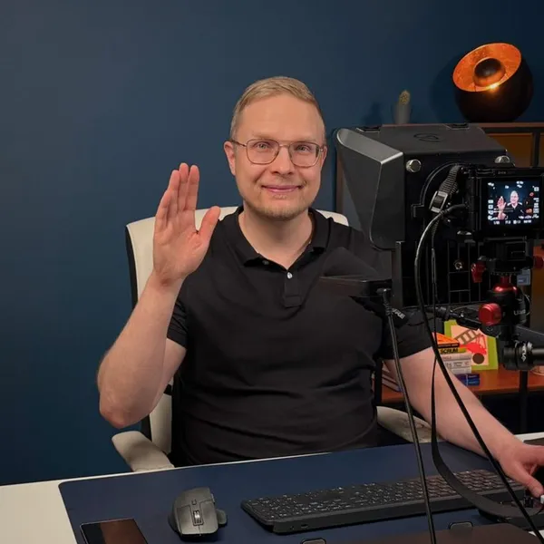 Samuli waving in his studio